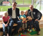 Bürgermeister Johannes Heuras und Vizebürgermeister Alois Seirlehner mit Kindergartenkinder.