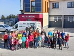 Viele helfende Hände